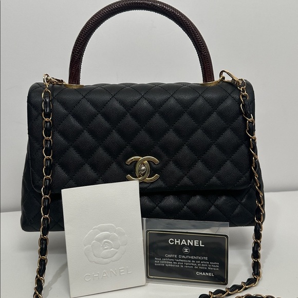 💯Authentic Chanel Black Quilted Shoulder Bag with Gold Accents🍀 - Picture 11 of 17